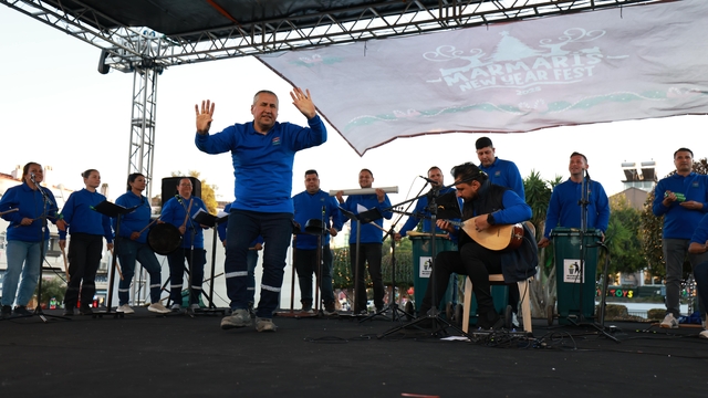 Sıfır atığa dikkati çekmek için çöpten topladıkları atıklardan enstrüman yapıp konser verdiler