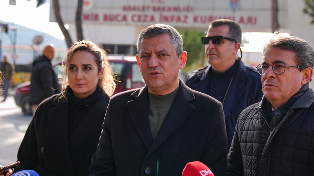 CHP Genel Başkanı Özel, İzmir'de tutuklu partilileri ziyaret etti