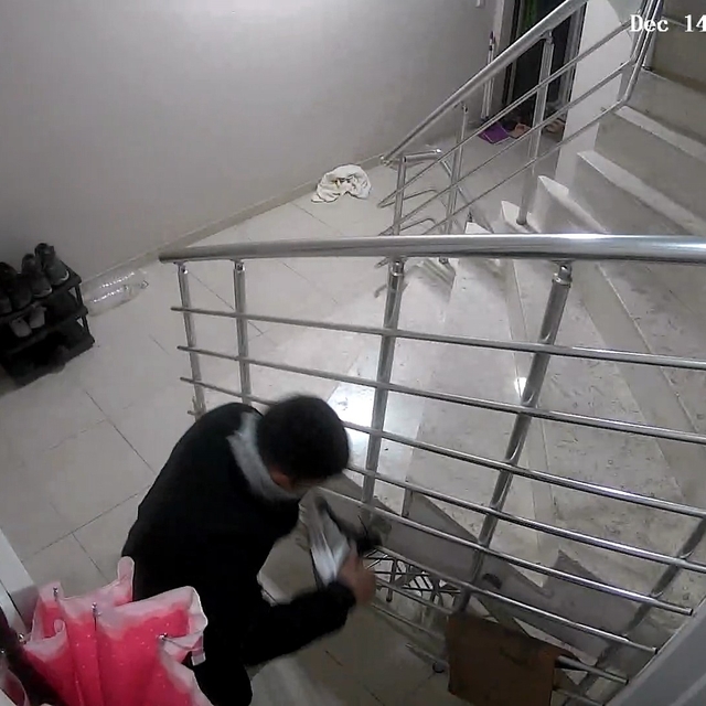 Apartmandan ayakkabı hırsızlığı kameraya yansıdı