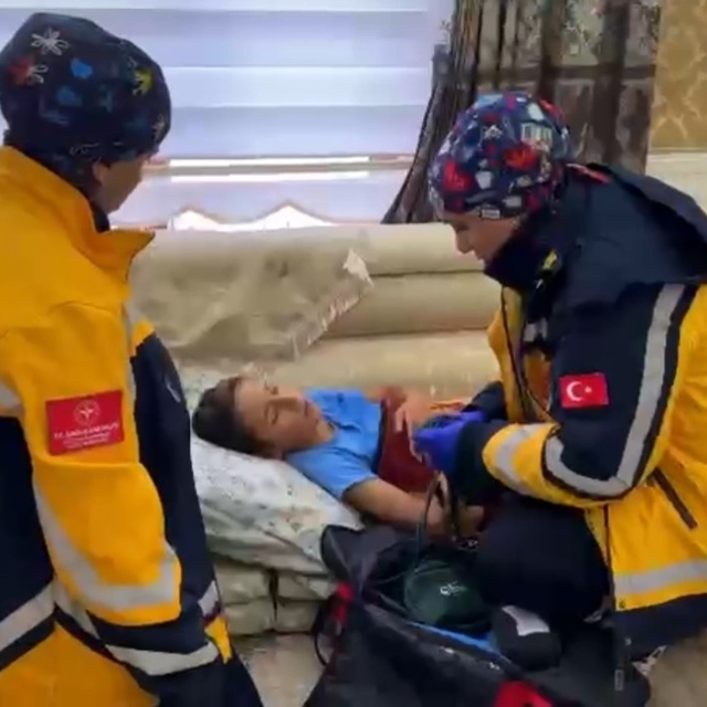 Kardan barikatları UMKE aştı: Yüksekova'da zamana karşı yaşam mücadelesi