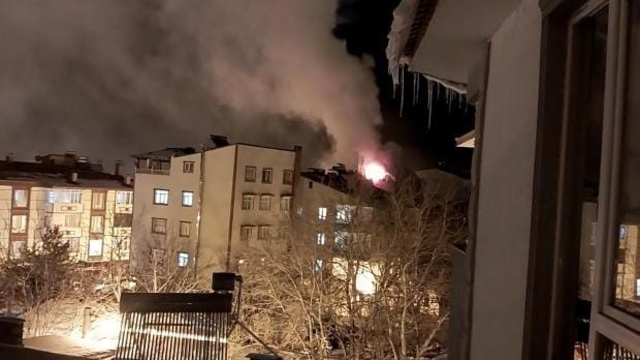 Uzundere'de çatı katı yangını korkuttu