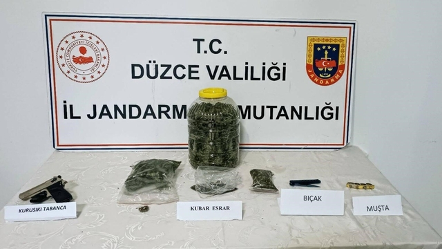 Bidondan turşu yerine uyuşturucu çıktı
Düzce'de uyuşturucu ticareti yapan 1 kişi yakalandı