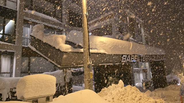 Kar yükünü taşıyamayan site giriş tacında yıkılma tehlikesi