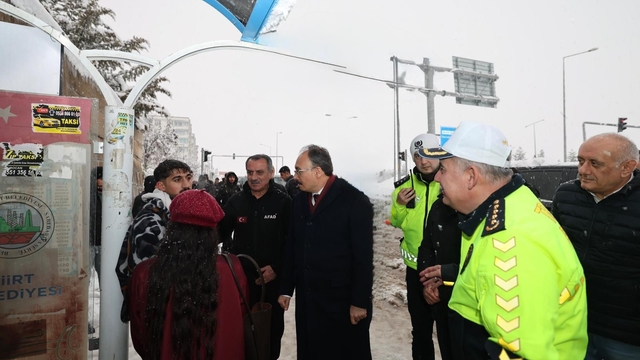 Siirt Valisi Kızılkaya, karla mücadele çalışmalarını yerinde inceledi