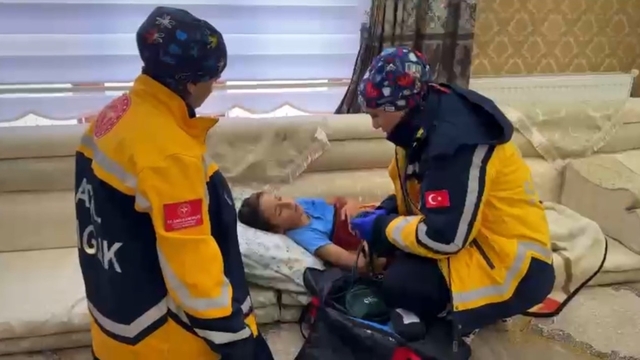 Kardan barikatları UMKE aştı: Yüksekova'da zamana karşı yaşam mücadelesi