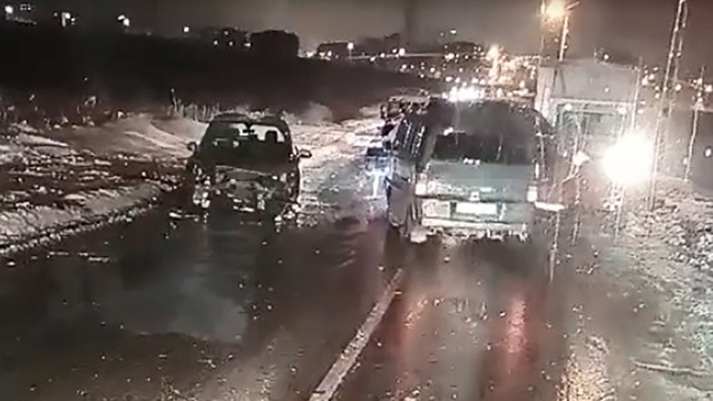 Batman'da buz pistine dönen yolda 2 araç çarpıştı