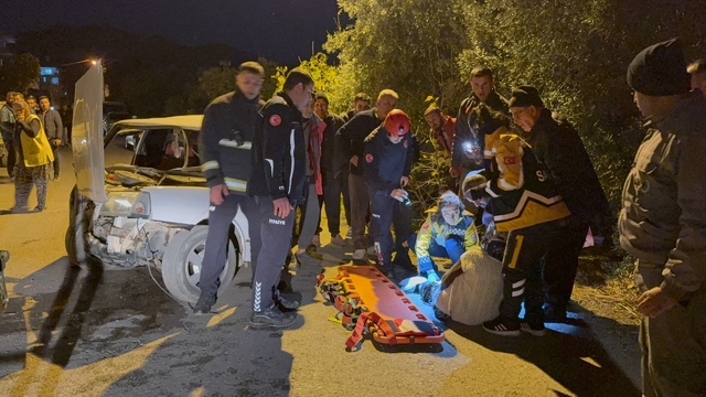 Beton bloğa çarpan Tofaş hurdaya döndü: 1 yaralı
Araç içerisinde sıkışan yolcu itfaiye ekiplerince kurtarıldı