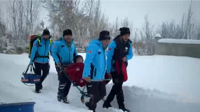 Yüksekova'da kar esaretinde zamanla yarış: 76 yaşındaki KOAH hastası için seferber oldular