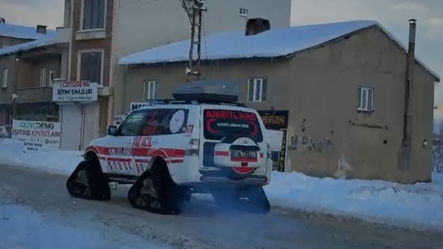 Yüksekova'da köyde hastalanan çocuk, paletli kar ambulansıyla hastaneye ulaştırıldı