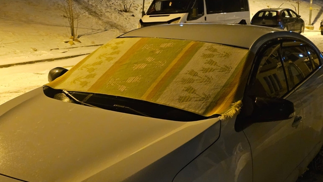 Elazığ'da dondurucu soğuklara karşı araç camları kilimle korunuyor