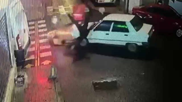 Kazadan sonra yerde yatan sürücüyü kontrol edip olay yerinden kaçtı; o anlar kamerada