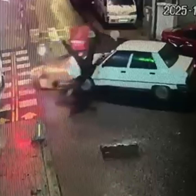 Kazadan sonra yerde yatan sürücüyü kontrol edip olay yerinden kaçtı; o anla...