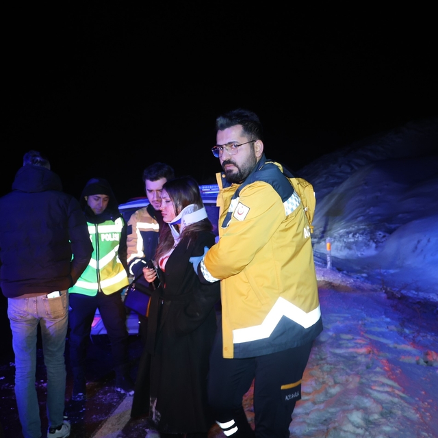 Kontrolden çıkan otomobil kayaya çarparak durabildi