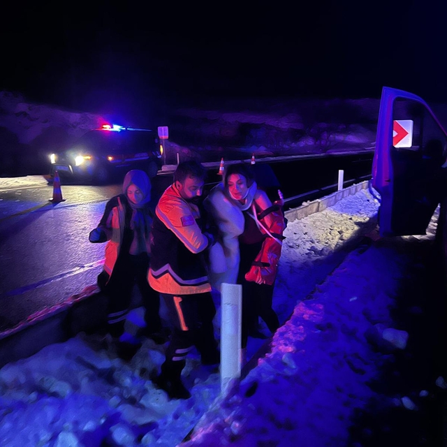 Nevşehir'de otomobil tarlaya uçtu: 4 yaralı