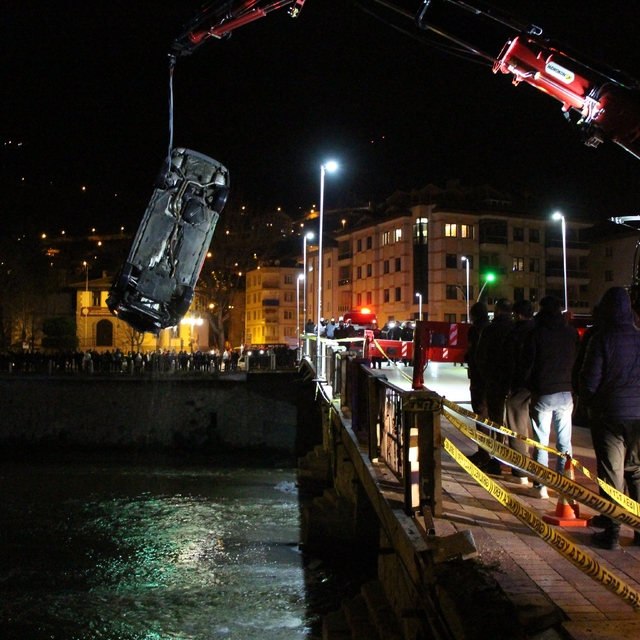 Amasya'da kontrolden çıkan otomobil köprüden Yeşilırmak Nehri'ne uçtu: 1 öl...