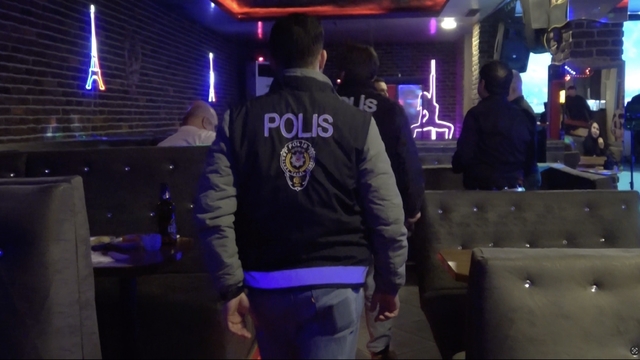 Bursa'da yılbaşı öncesi geniş çaplı uygulama: Kaçak ve sahte alkole geçit yok
Bursa Emniyetinden yılbaşı öncesi kaçak ve sahte alkole sıkı denetim