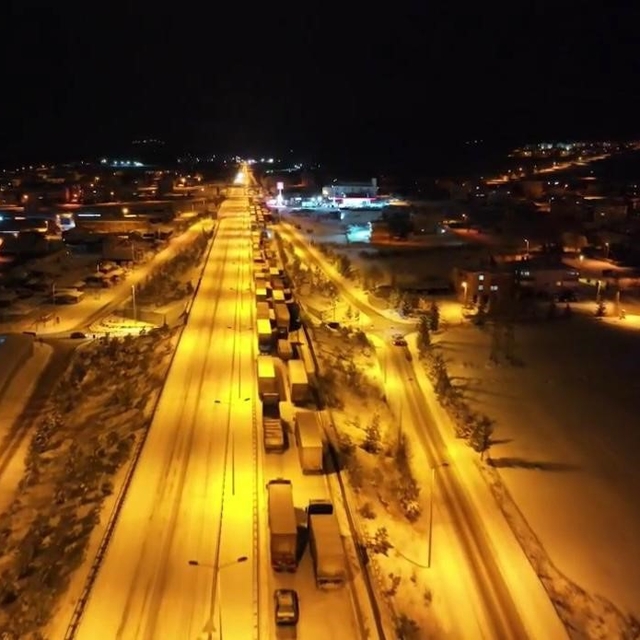 D-100 karayolunda kar çilesi: Araçlar mahsur kaldı