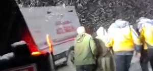 Hakkari'de yaşam mesaisi: Kar engelini iş makineleriyle aştılar