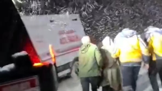 Hakkari'de yaşam mesaisi: Kar engelini iş makineleriyle aştılar