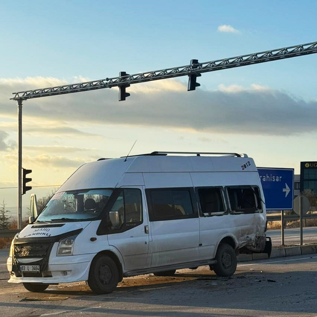 Öğrenci servis minibüsü ile otomobil çarpıştı: 9 yaralı