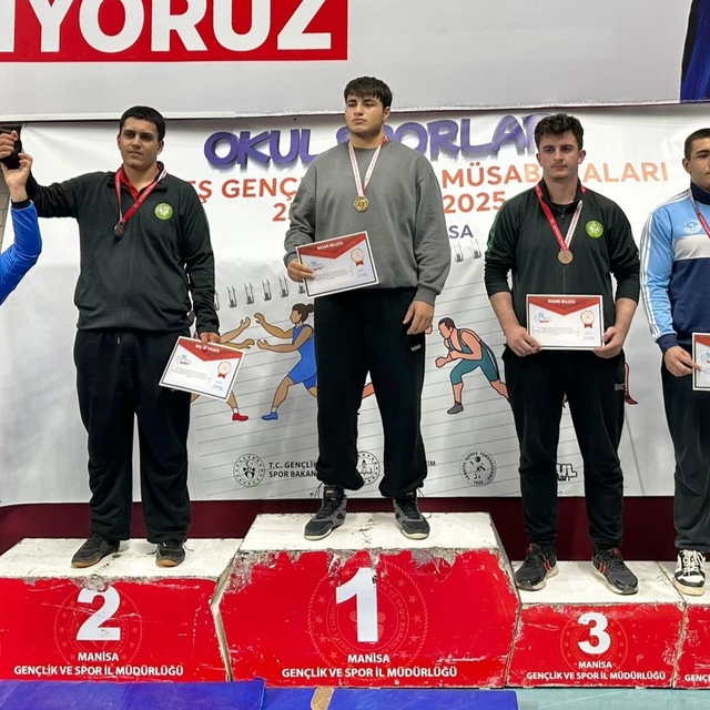 Genç güreşçiler Manisa'da mindere çıktı