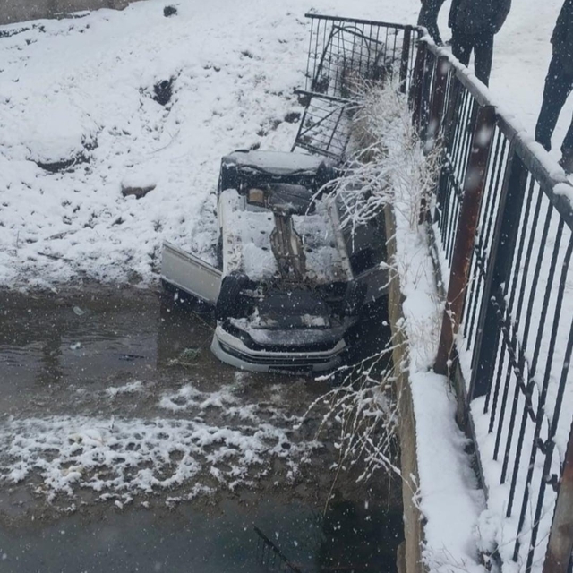 Otomobil köprüden düştü: 2 yaralı