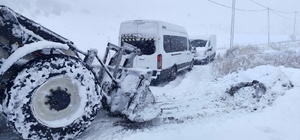Şırnak'ta karda mahsur kalanlar için belediye ekipleri seferber oldu