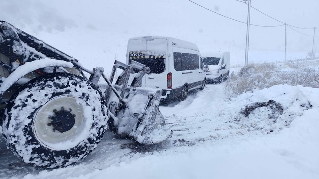 Şırnak'ta karda mahsur kalanlar için belediye ekipleri seferber oldu