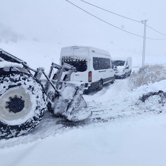 Şırnak'ta karda mahsur kalanlar için belediye ekipleri seferber oldu