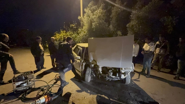 Gazipaşa'da otomobilin beton yapıya çarpması sonucu 2 kişi yaralandı