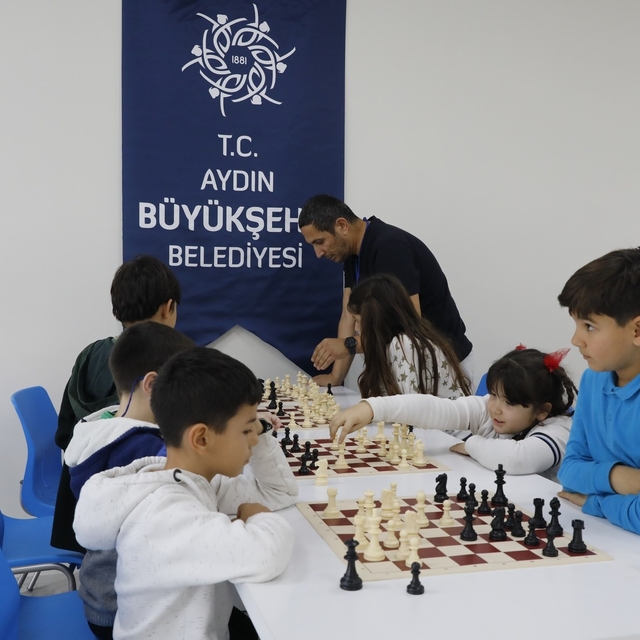 Aydın Büyükşehir Belediyesi'nin satranç eğitimleri sürüyor
