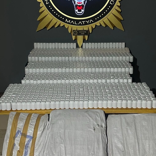 Malatya'da uyuşturucu operasyonu: 75 bin 376 adet sentetik ecza ele geçiril...