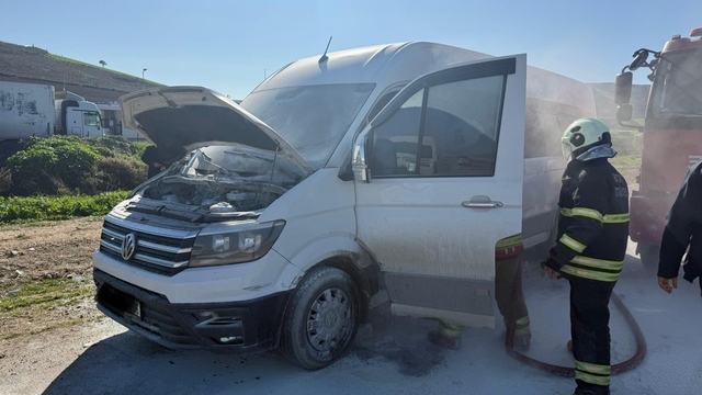 Antakya'da seyir halindeki minibüste korkutan yangın