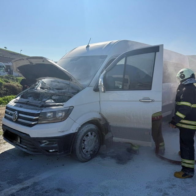 Antakya'da seyir halindeki minibüste korkutan yangın