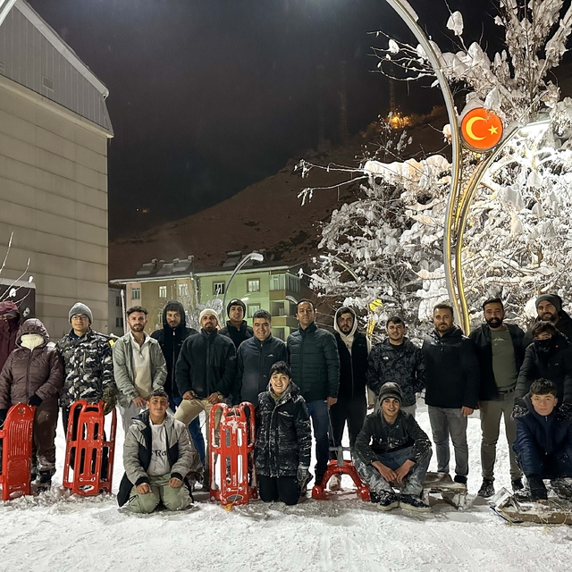 Çatak'ta çocuklar kar katilini eğlenceye dönüştürdü