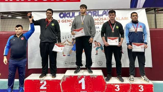 Genç güreşçiler Manisa'da mindere çıktı