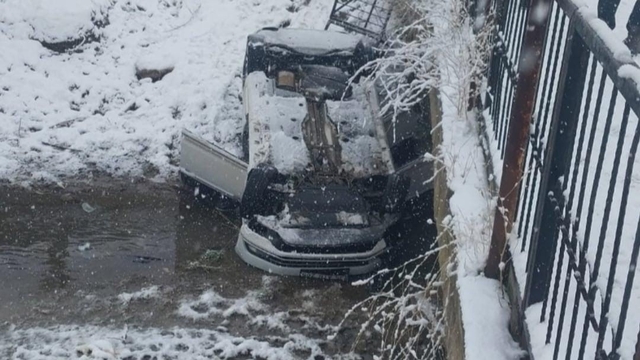 Otomobil köprüden düştü: 2 yaralı