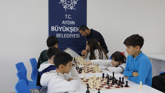Aydın Büyükşehir Belediyesi'nin satranç eğitimleri sürüyor
