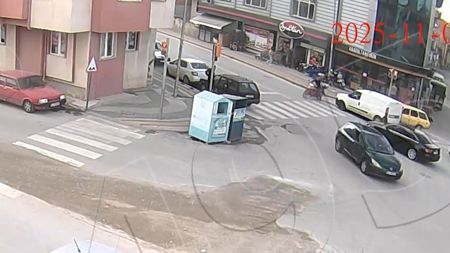 Kütahya'da kuryeye yaya geçidinde otomobil çarptı