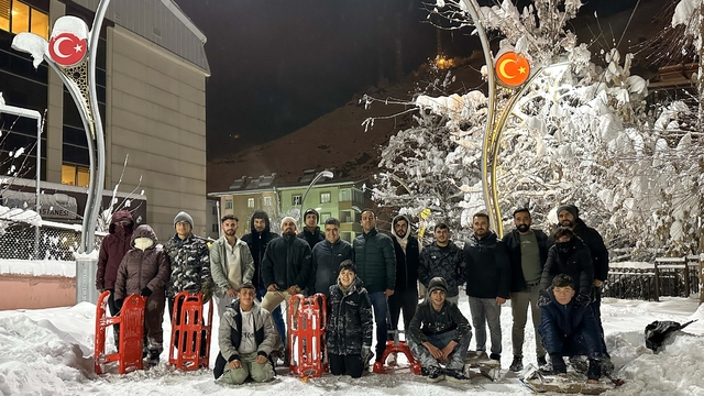 Çatak'ta çocuklar kar katilini eğlenceye dönüştürdü