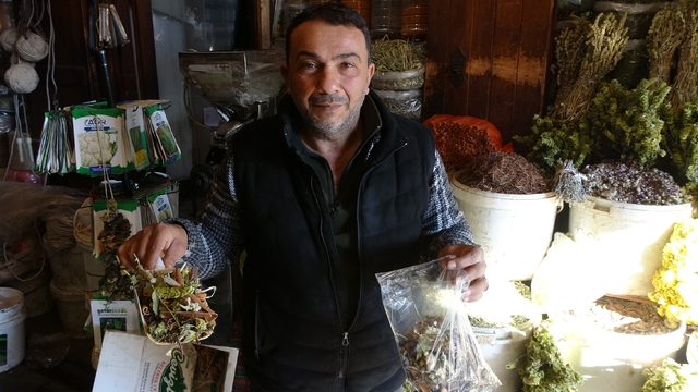 Karlı havalarda şifa arayanlar aktarlarda yoğunluk oluşturdu
Gaziantep'te artan hastalıklar sonrası vatandaşlar aktarlara akın etti