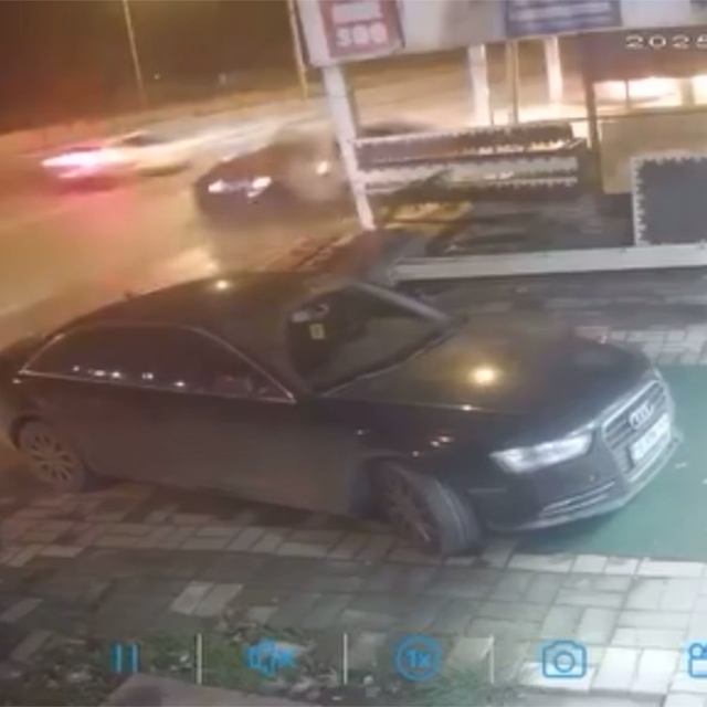 Bursa'da gece yarısı kaza anı kamerada : 1'i ağır 4 yaralı