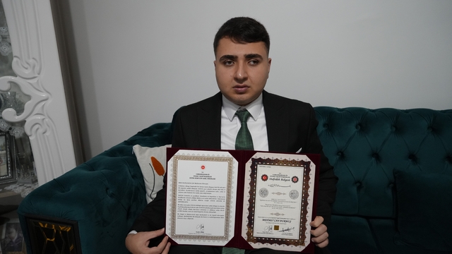 Kur'an-ı Kerim aşkı, görmeyen gözü oldu 1 yılda hafız oldu
Görme engelli hafızın Kur'an-ı Kerim sevgisi
Görme engelli hafızın hayali akademisyen olmak