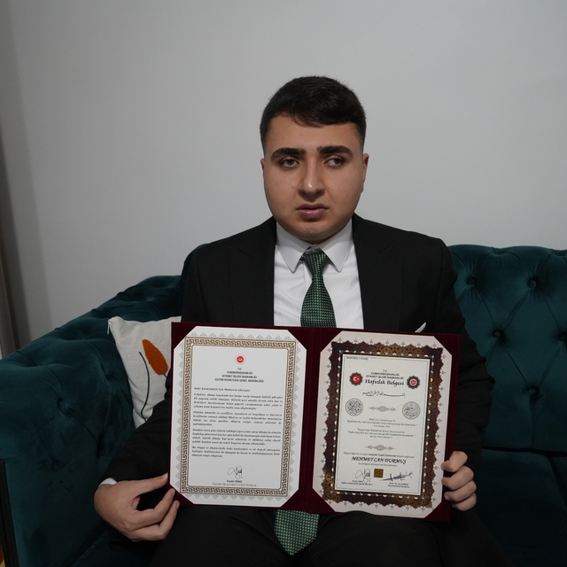 Kur'an-ı Kerim aşkı, görmeyen gözü oldu 1 yılda hafız oldu
Görme engelli ha...
