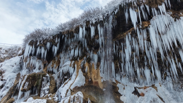 Dipsizgöl Şelalesi'nde kış güzelliği; dev sarkıtlar oluştu