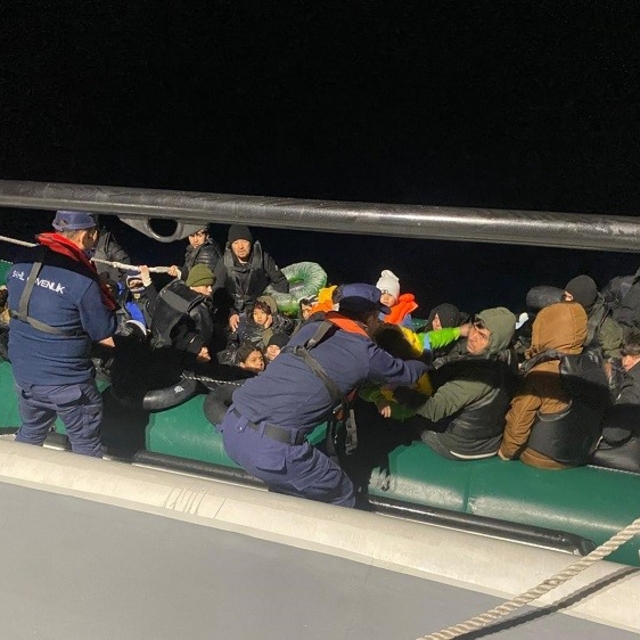 İzmir açıklarında 50 düzensiz göçmen yakalandı