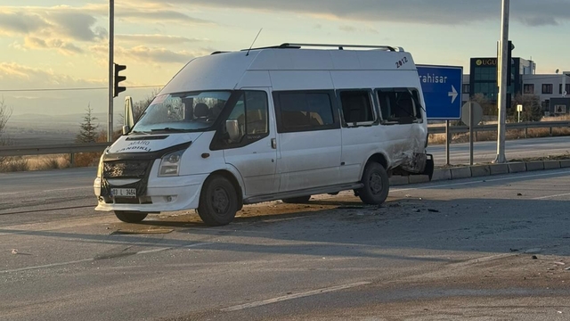 Afyonkarahisar'da öğrenci servisi ile otomobil çarpıştı, 18 kişi yaralandı