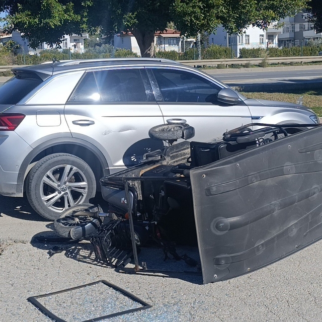 Üç tekerlekli motorlu bisiklet Otomobille çarpıştı: 1 yaralı