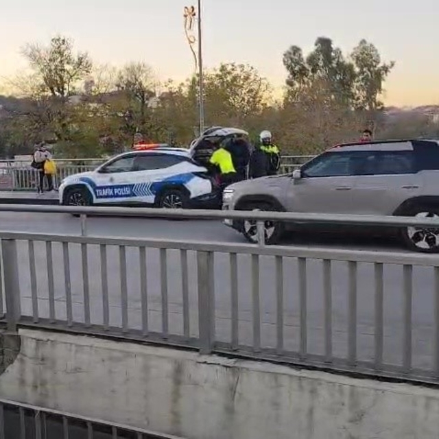 Manavgat Köprüsü'nde devrilerek otomobile çarpan motosikletli yaralandı