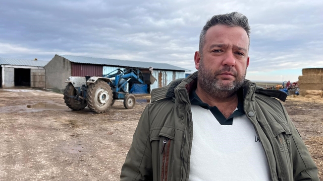 Tepebaşı Belediyesi'nden borcunu ödeyen çiftçiye 11 ay sonra haciz iddiası
155 bin TL'lik borcunu ödeyen çiftçi, aylar sonra 80 binlik haciz sonrası şok oldu
Çiftçi Hüseyin Fırat Ekmen:
"10 Ocakta 155 bin TL borcumu ödedim, 11 ay sonra 80 bin lira faiz talep ediyor"
"Belediye tarafından icraya verildiğimi ve tüm mal varlığıma haciz konulduğunu öğrendim"